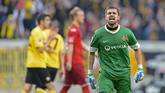 Benny Kirsten (Torwart Dynamo Dresden) gegen den SC Paderborn 2012/2013 (03. Mai 2013): Jubel nach dem gehaltenen Elfmeter gegen Mahir Saglik