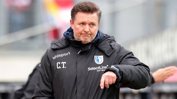 Christian Titz, Trainer FC Magdeburg, gibt Anweisungen vom Spielfeldrand.