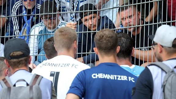 Mannschaftsversammlung der Chemnitzer nach dem Spiel bei den Fans. Mit unter den Fans; Spieler Daniel Frahn mit Ansprache an die Mannschaft.