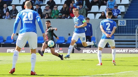 Livan Burcu (1. FC Magdeburg) kommt im Spiel gegen den 1. FC Magdeburg zum Schuss.