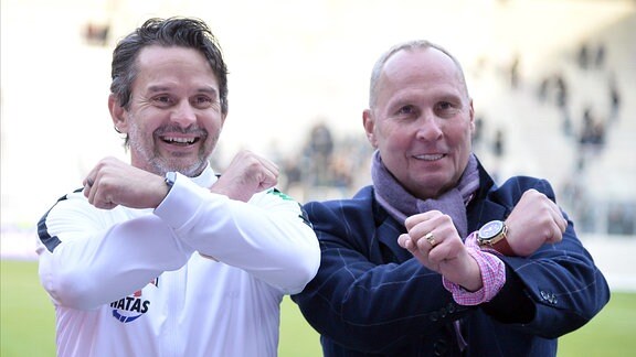 Helge Leonhardt, Präsident FC Erzgebirge Aue (re.) und Dirk Schuster, Trainer FC Erzgebirge Aue (li.), mit dem Schachtergruss.