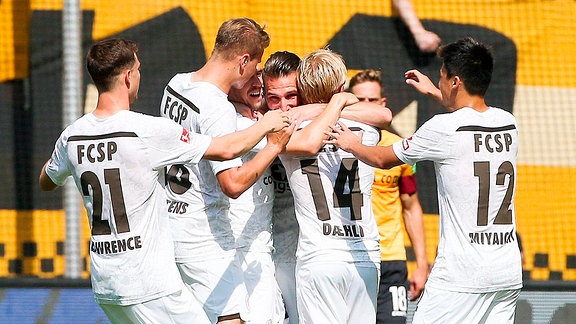 Dynamo Dresden vs. FC St. Pauli - Tor für St. Pauli, Spieler von St. Pauli jubeln nach den Treffer zum 0:3