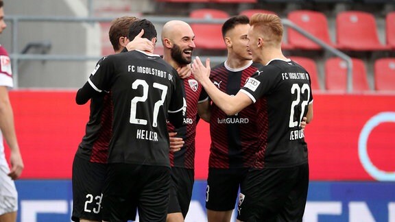 Tor für Ingolstadt. Nico Antonitsch 5, Ingolstadt trifft zum 1:0 und freut sichmit seinen Teamkollegen