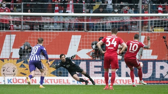 Daniel Ginczek, Fortuna Düsseldorf 10, trifft den Elfmeter gegen Matin Männel, FC Erzgebirge Aue 1, zum Tor zum 2:0.