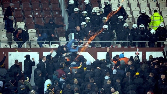 Krawall im St. Pauli-Stadion - Polizei drängt die Fans von Dresden zurück, Rakete wird Richtung Heimfans geschossen