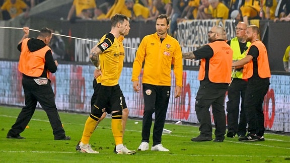 Michael Sollbauer und Trainer Guerino Capretti (Dynamo Dresden) nach dem Spiel.