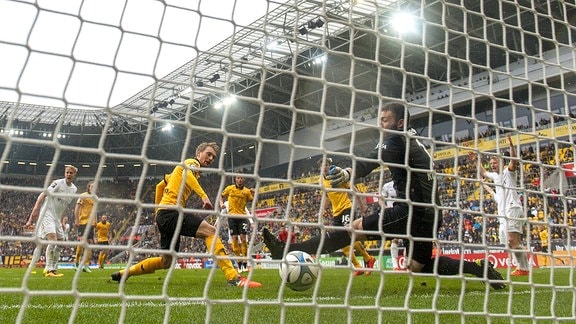 Dresdens Tim Väyrynen erzielt gegen Wiesbadens Torwart Markus Kolke das Tor zum 4:0