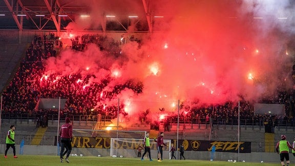 Mehr als 4.000 Dynamofans feuern die Spieler während der Trainingseinheit am Abend mit Pyro und Gesängen an