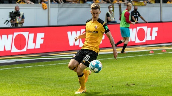 Julius Kade am Ball - Dynamo Dresden