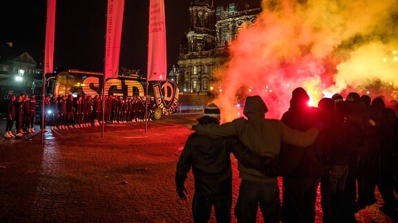 Dynamo-Ultras empfangen die Mannschaft am Theaterplatz und feiern den Derbysieg mit Feuerwerk.