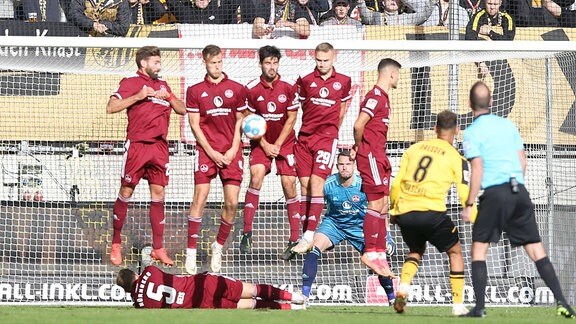 SGD  mit Freistoß in die Mauer der Mannschaft. Asger Sörensen Soerensen 4, 1. FC Nürnberg Christopher Schindler 16, 1. FC Nürnberg blocken den Ball.
