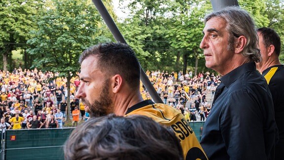 Tausende Dynamofans feiern ihre Mannschaft und den scheidenden Sportdirektor Ralf Minge nach dem Ende des Spiels