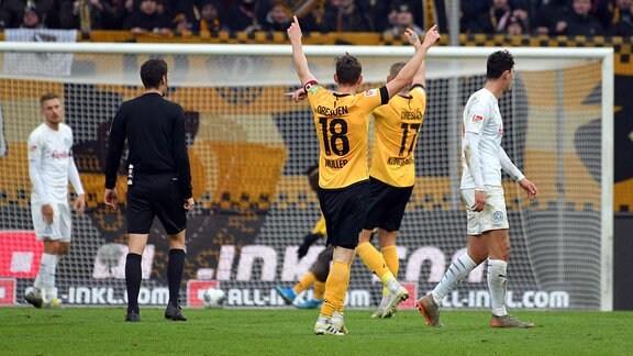 Mannschaft von Dynamo Dresden bejubelt das 2:1, SG Dynamo Dresden vs. Holstein Kiel, Fussball, 2. Bundesliga