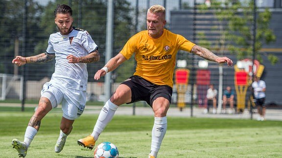 Testspiel SG Dynamo Dresden - Pogon Stettin - Luka Stor rechts gegen Sebastian Kowalczyk links