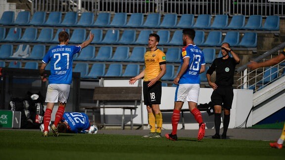 Jannik Müller Dynamo Dresden nach dem Foul an Jannik Dehm KSV