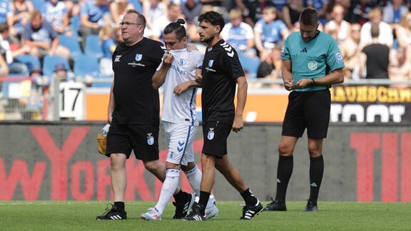 Baris Atik (1. FC Magdeburg) muss verletzt vom Platz 