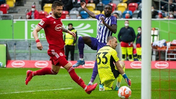 Prince Owusu, FC Erzgebirge Aue trifft gegen Florian Kastenmeier, Fortuna Duesseldorf, das Tor zum 2:1 Anschluss. Nicolas Gavory, Fortuna Duesseldorf, kommt zu spät.
