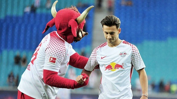 RBL-Spieler Nicolas Kühn mit Maskottchen Bulli