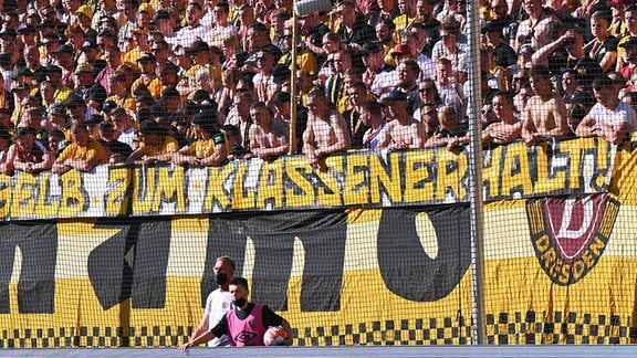 Fans von Dynamo Dresden mit einem Banner vor der Relegation