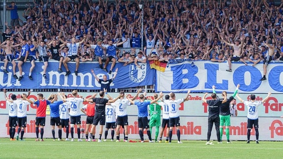Mannschaft feiert den Sieg gegen Holstein Kiel mit den Fans.