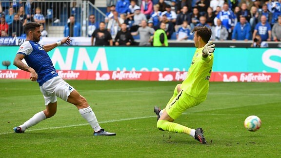Cristiano Piccini 2, 1. FC Magdeburg, links  erzielt Treffer Tor Torschuß zum 1:0 gegen Andreas Linde.