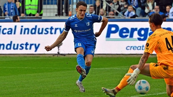 Martijn Kaars (9, 1. FC Magdeburg) erzielt das Tor zum 2:0 gegen Nahuel Noll (44, SpVgg Greuther Fürth) 