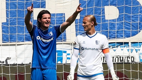 Jean Hugonet mit Marcus Mathisen und Torwart Dominik Reimann