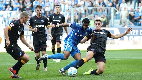 Xavier Amaechi, 1. FC Magdeburg, gegen Marcel Beifus, Karlsruher SC