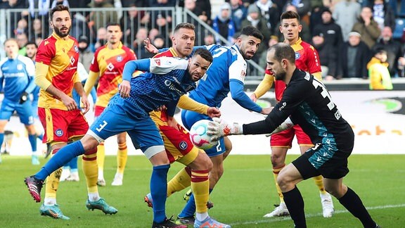 1. FC Magdeburg - Karlsruher SC - Luc Castaignos 1. FC Magdeburg,3 gegen Torwart Marius Gersbeck Karlsruher SC