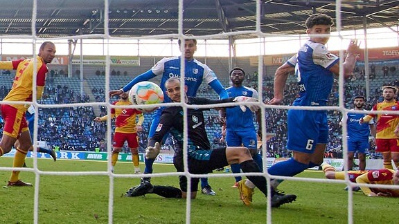 Magdeburgs Daniel Elfadli beim Tor zum 1:1 gegen Karlsruhes Torwart Marius Gersbeck