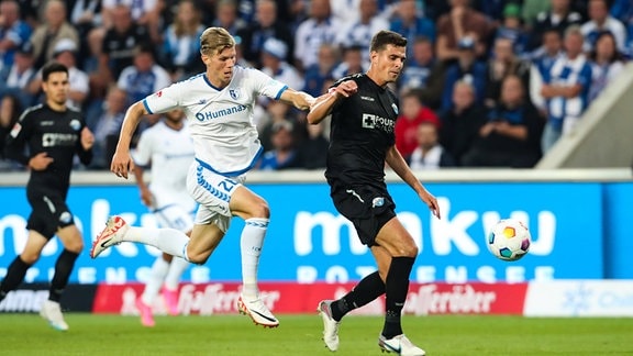 Luca Schuler 1. FC Magdeburg,26 gegen Tobias Müller SC Paderborn,15
