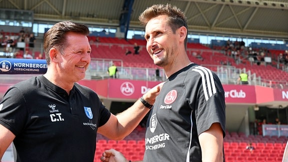 Trainer Christian und Miroslav Klose (Trainer 1. FC Nürnberg) gemeinsam am Spielfeldrand