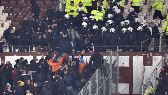 Auseinandersetzung der Fans aus Dresden mit den Ordner und der Polizei auf St. Pauli
