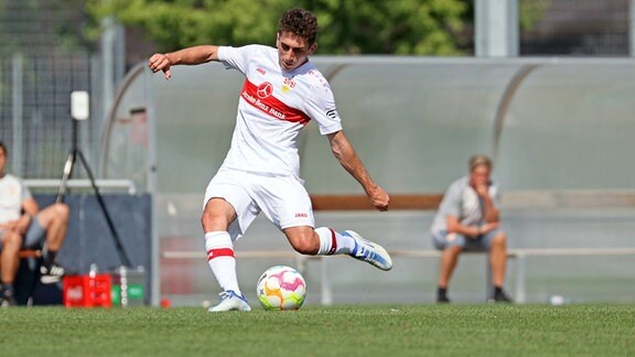 Ömer Beyaz (VfB Stuttgart) am Ball