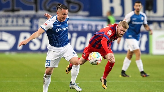 Baris Atik (1. FC Magdeburg,23) gegen Jan Niklas Beste (FC Heidenheim,37) 