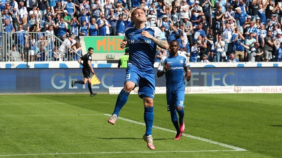 Torschütze Baris Atik, 1. FC Magdeburg, trifft per Elfmeter zum 2:0.