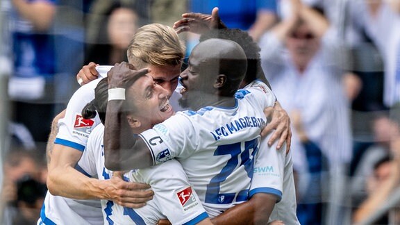 Magdeburgs Torschütze Amara Condé freut sich mit seinen Mitspielern über den Treffer zum 2:0.