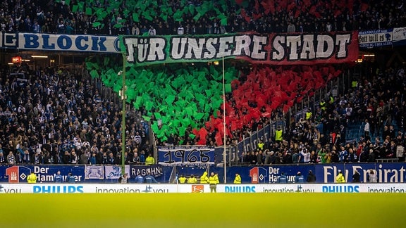 Fans des 1. FC Magdeburg mit bunten Fahnen im Stadion
