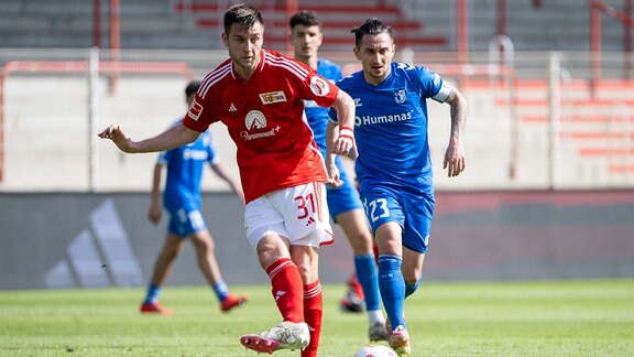 Robin Knoche (1. FC Union) gegen Baris Atik (1. FC Magdeburg)