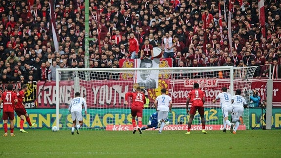 Boris Tomiak (Kaiserslautern) erzielt das 1:2