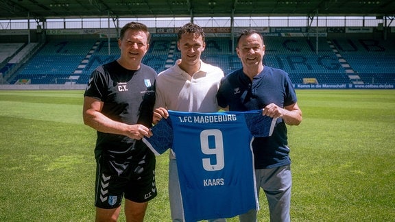 FCM-Neuzugang Martijn Kaars (Mitte) mit FCM-Sportchef Otmar Schork (rechts) und FCM-Cheftrainer Christian Titz.