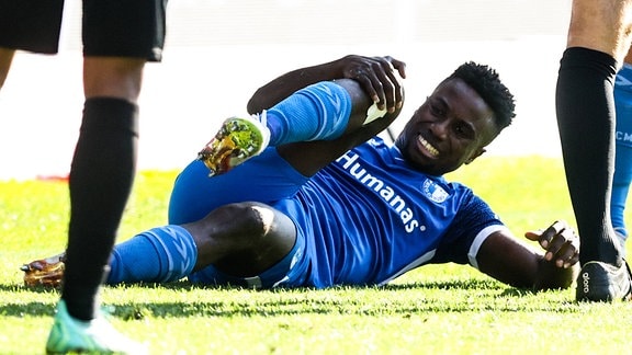 Fußballspieler Lubambo Musonda (1. FC Magdeburg,19) liegt verletzt am Boden.