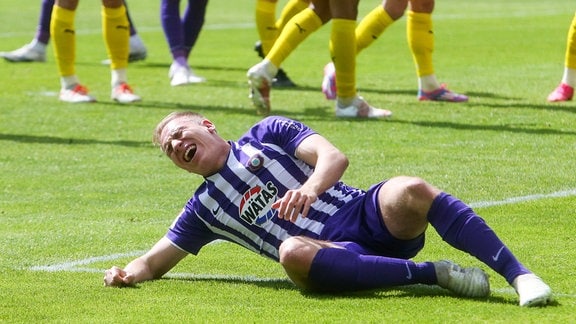 Florian Krüger verletzt am Boden