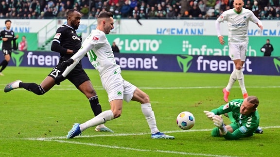 Branimir Hrgota 10. SpVgg Greuther Fürth  gegen Silas Gnaka 25, FC Magdeburg  Dominik Reimann 1, FC Magdeburg.