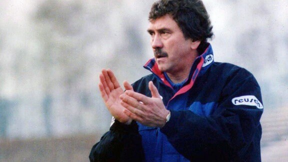 Trainer Gerd Schädlich, FSV Zwickau, klatscht in die Hände.