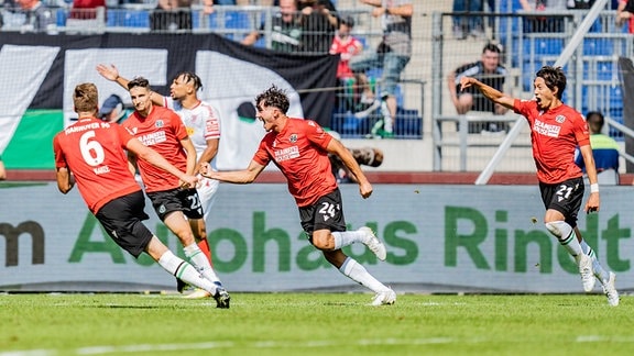 Sei Muroya (Hannover 96, 21) und Antonio Foti (Hannover 96, 24) jubeln über das 1:0 Hannover 96 vs. SSV Jahn Regensburg