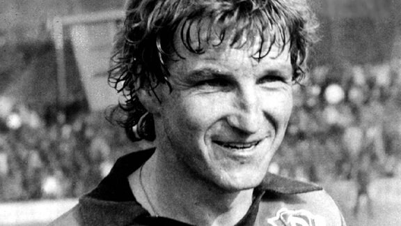 Hans-Jürgen Dörner als Kapitän von Dynamo Dresden