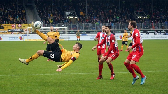 v.l. Florian Ballas Dynamo Dresden, Tim Kleindienst, Jonas Föhrenbach beide 1. FC Heidenheim