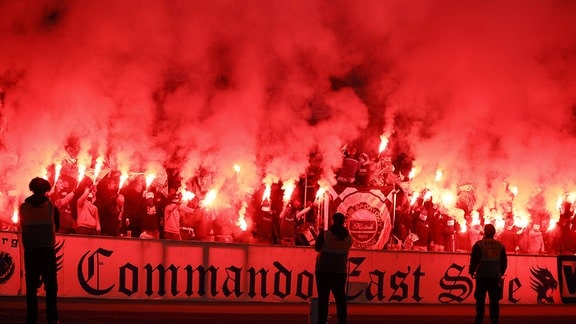Fans von Magdeburg zünden Pyrotechnik