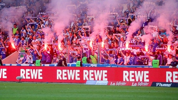 Pyrotechnik wird von Fußballfans abgebrannt